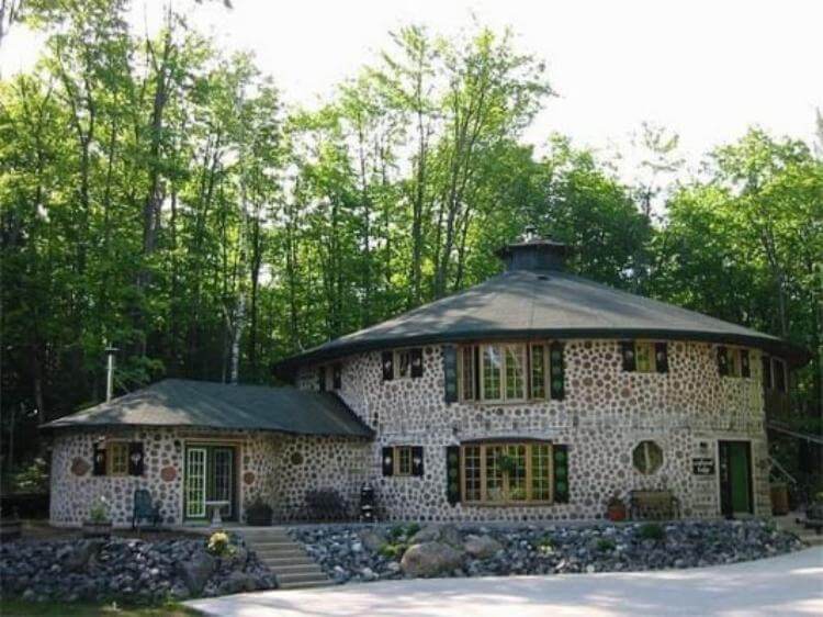 Ils Ont Construit Une Maison En Bois Avec Du Bois De Chauffage