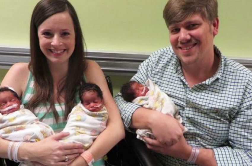  Un couple blanc a donné naissance à des triplés à la peau foncée. Le père n’a pu retenir ses larmes en voyant les bébés