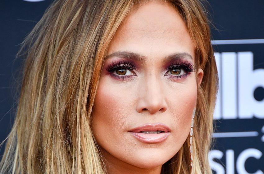  Aux Pop Music Awards, J Lo porte un look très séduisant