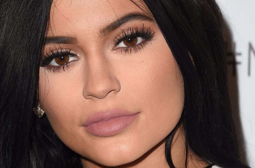  « Sexy, mais pas provocante » : Kylie Jenner seule en T-shirt étoilé sur le canapé