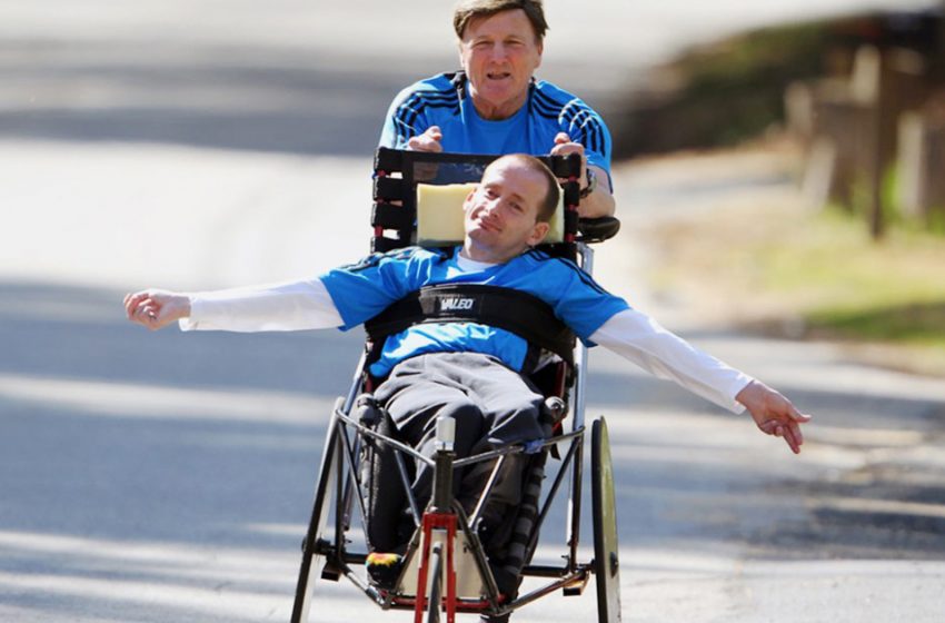  Cette histoire incroyable raconte l’amour d’un père pour son fils. Il a couru des marathons en poussant le fauteuil roulant de son fils autour du monde.