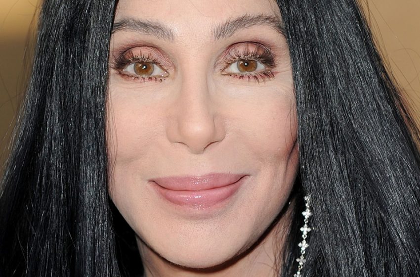  La légendaire Cher, âgée de 75 ans, a été photographiée sans maquillage par des paparazzis alors qu’elle était en vacances