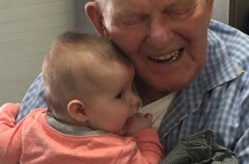  La réaction de l’homme de 108 ans lorsqu’il a rencontré son petit-fils homonyme est inestimable…