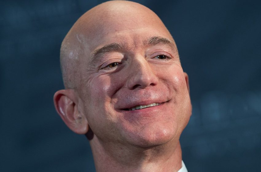  Décolleté profond et  tête chauve? l’amour du milliardaire Jeff Bezos a touché une corde sensible avec son look
