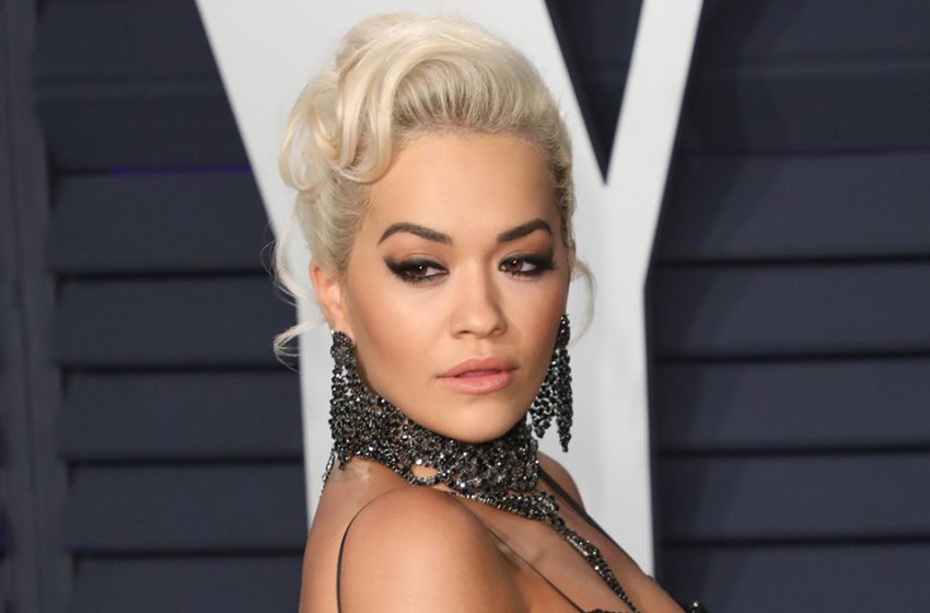  Belle comme toujours: Rita Ora a montré ses abdominaux de fer dans une veste nue et a surpris les passants