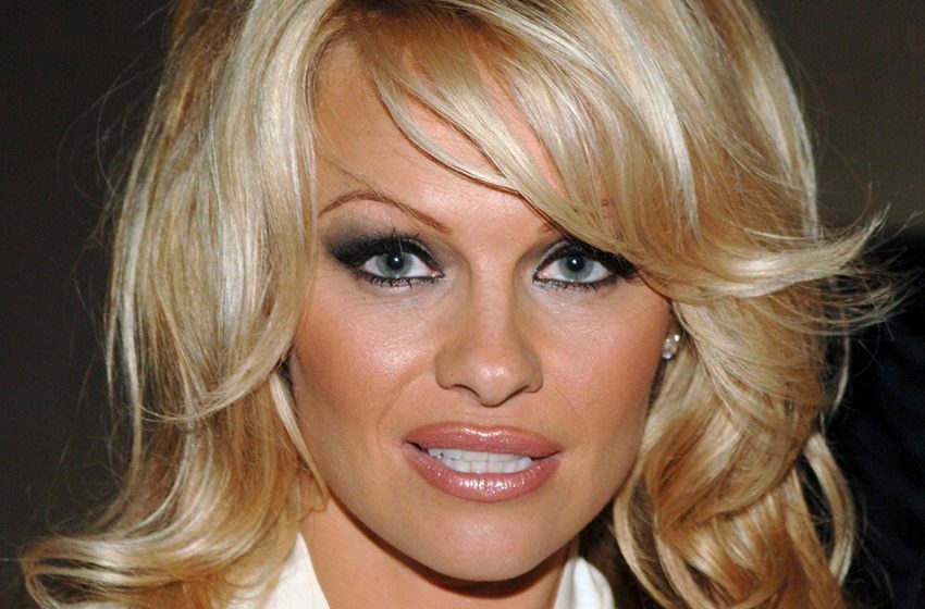  “Rides, sourcils et lèvres froissées”: Pamela Anderson est courageusement sortie sans maquillage – voici à quoi elle ressemble le matin.