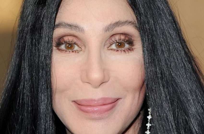  “Il a 40 ans de moins qu’elle” : Des paparazzi ont capturé Cher, 76 ans, avec son amant