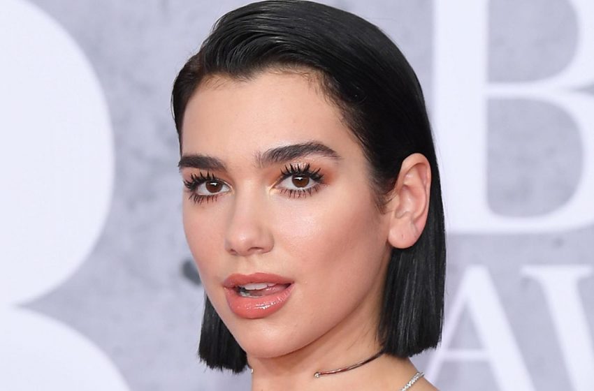  Dua Lipa est apparue à la Fashion Week de Milan dans une robe transparente et un sac à main rouge en forme de cœur.