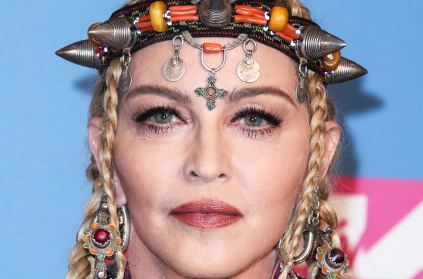  Ventre affaissé: Madonna, 63 ans, a stupéfié les fans dans une mini robe et des collants résille