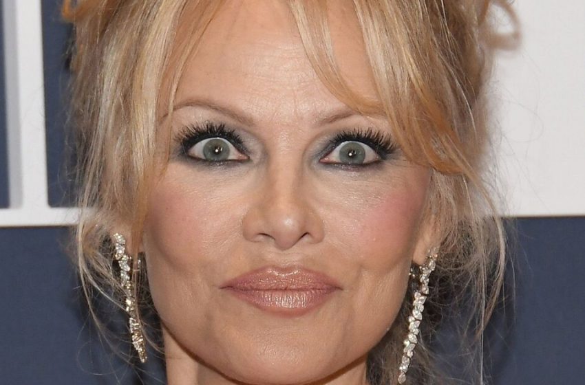  «Vous êtes toujours aussi belle que dans les années 90 ! » : Pamela Anderson, 55 ans, a posé sans sous-vêtements, montrant une belle silhouette