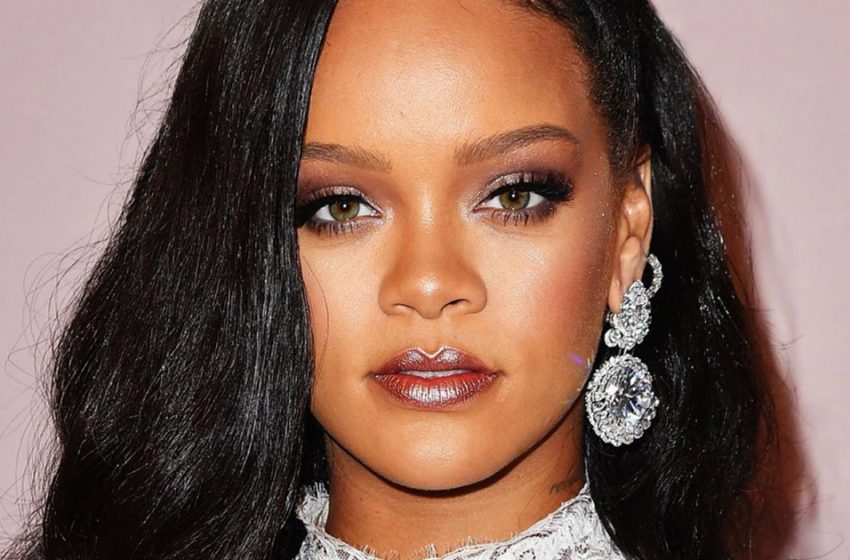  Rihanna a accommodé les 20 kg qu’elle a pris pendant la grossesse dans une robe noire transparente
