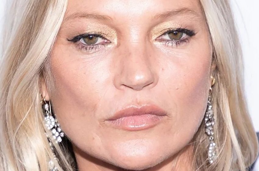  “Comme elle est magnifique”: Moss, 48 ans, vêtue d’une robe transparente sans soutien-gorge, a fait plaisir aux hommes.