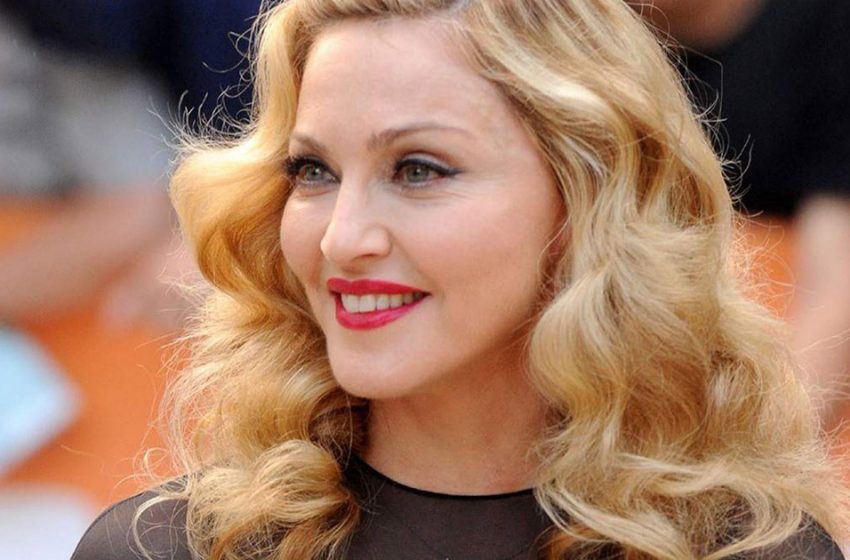 L’ancienne Madonna est partie : la chanteuse gonflée au visage énorme a effrayé le public
