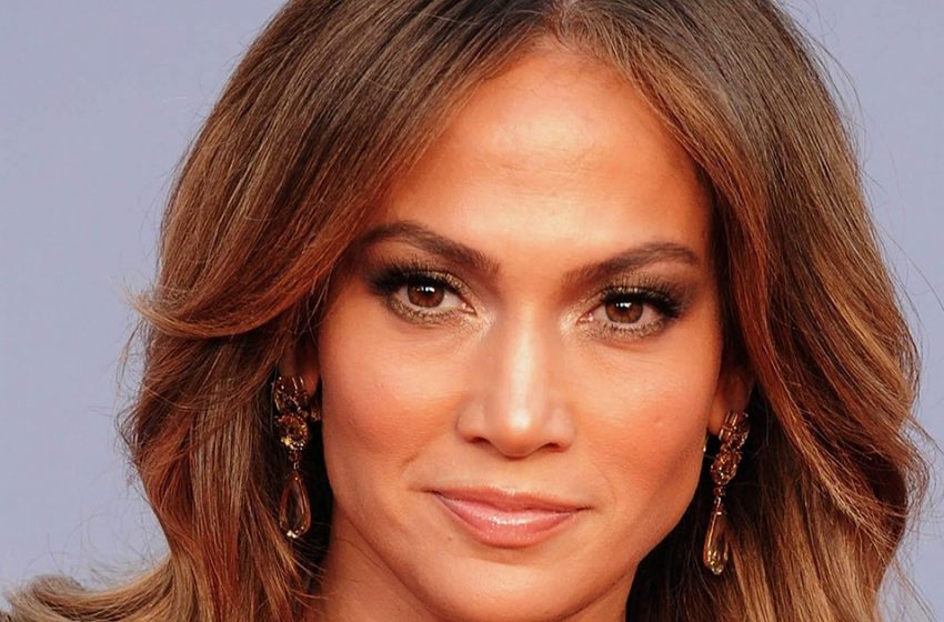  Une silhouette parfaite à 52. Jennifer Lopez a choqué le réseau avec des photos épicées
