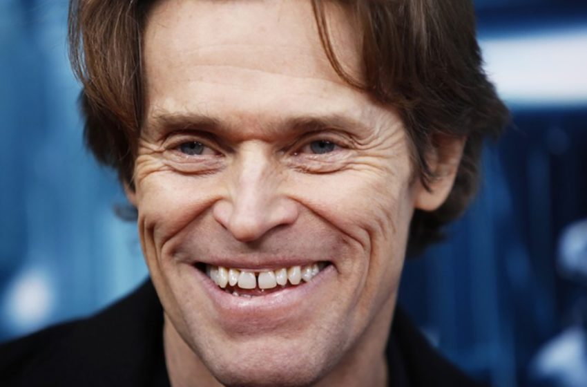  Vingt ans de moins: de quoi a l’air la femme de Willem Defoe, une beauté italienne ?