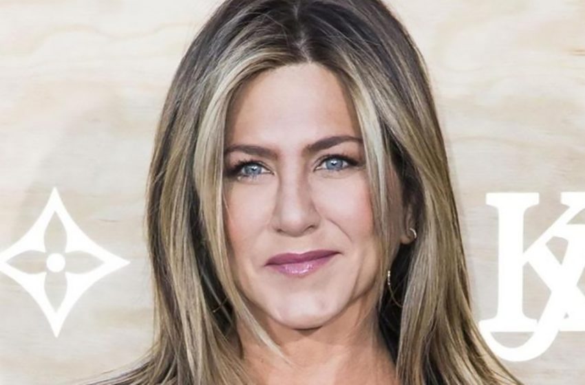  Ce à quoi personne ne s’attendait: Jennifer Aniston dans une robe en flanelle au décolleté séduisant est apparue à Paris