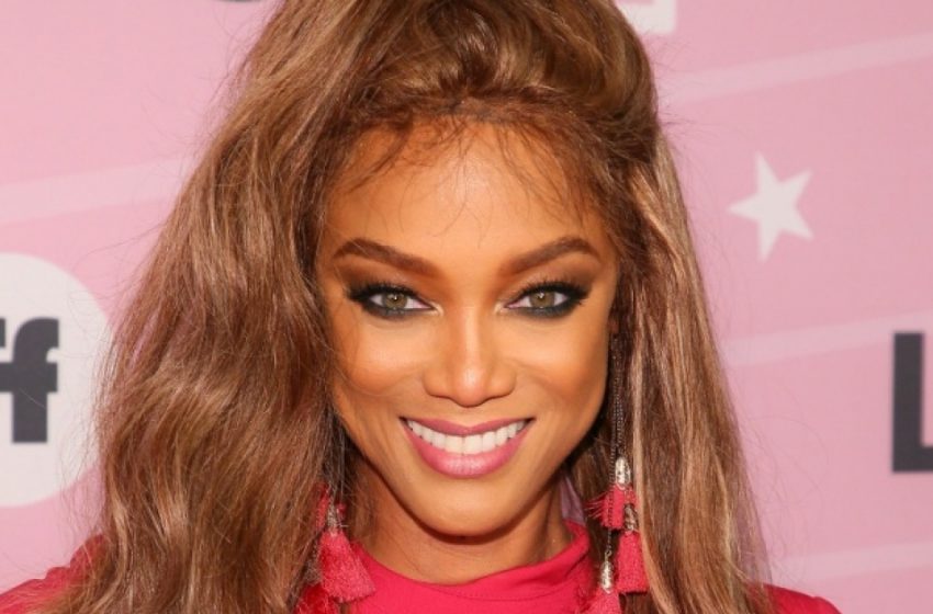  “Et elle était top-modèle ?”: comment Tyra Banks, qui a perdu son apparence luxueuse, se présente aujourd’hui avec des rondeurs?