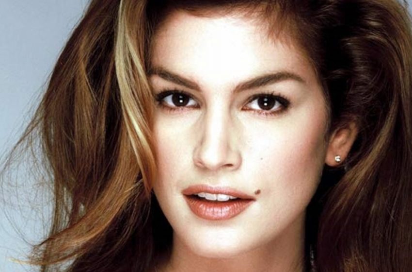  Plis en trois couches. Des paparazzi ont capturé Cindy Crawford en vacances