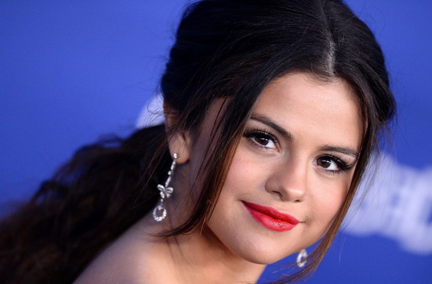  Décolleté osé et voile brodé : Selena Gomez a été aperçue dans une robe de mariée à New York.