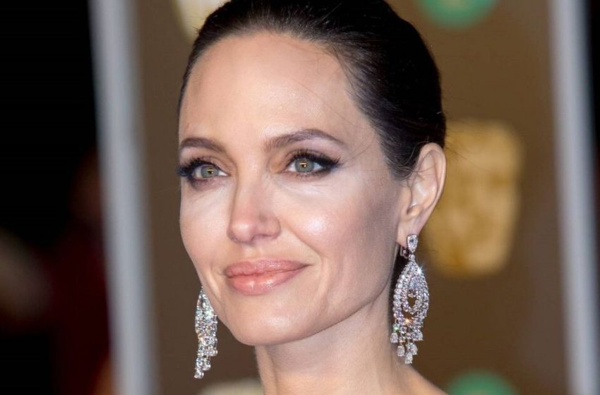  Plus belle que Pitt. Un paparazzi a surpris Angelina Jolie avec l’héritier Rothschild après un dîner à Malibu