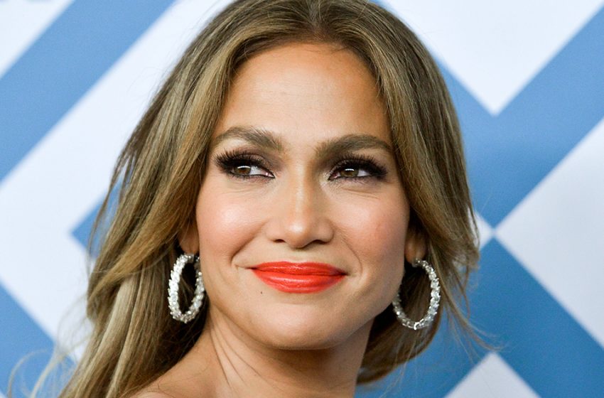  Incroyablement élégante: Jennifer Lopez, 53 ans, a surpris ses fans avec sa silhouette mince en sous-vêtements