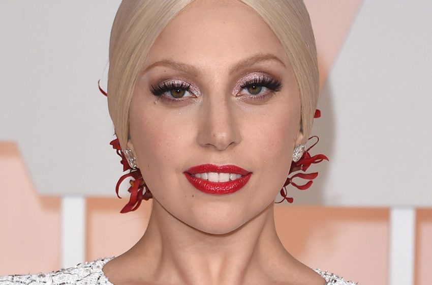  Scandaleuse Gaga a encore frappé : elle se promène dans les rues de Los Angeles en sabots et en culottes