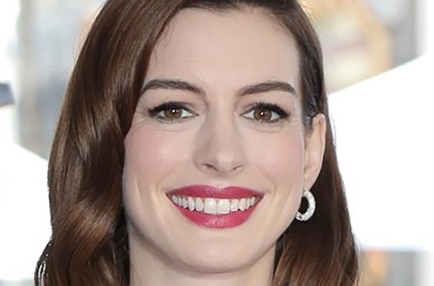  Personne ne s’attendait à cela d’elle. La timide Anne Hathaway vêtue d’un costume épicé