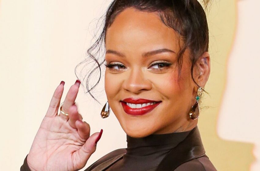  Body transparent et jupe à traîne : Rihanna enceinte en robe de cuir est apparue aux Oscars-2023