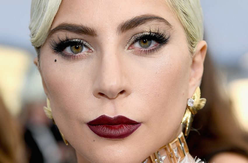  Tombé sous les pieds de l’étoile : Lady Gaga, choquée, s’est précipitée pour aider le photographe tombé sur le tapis rouge des Oscars