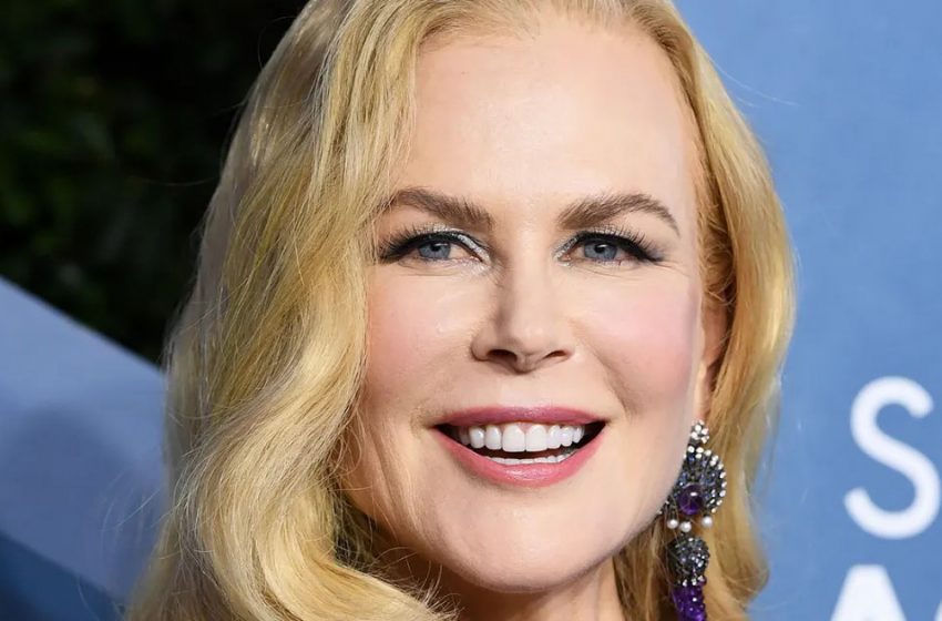  Elle a effectivement croisé ses jambes. Nicole Kidman, 55 ans, a montré une silhouette chic dans une mini lors d’une séance photo provocante
