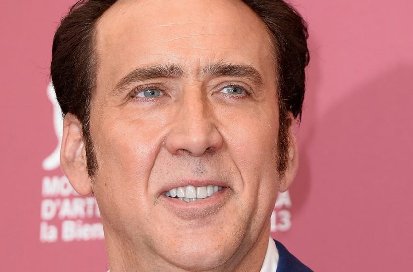  Nicolas Cage aux pieds nus et bourré en pantalon léopard a été confondu avec un sans-abri, escorté hors du restaurant