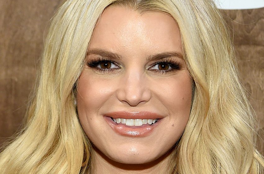  Des pommettes parfaites et aucun traitement. Jessica Simpson, 42 ans, ressemble à une adolescente sans maquillage