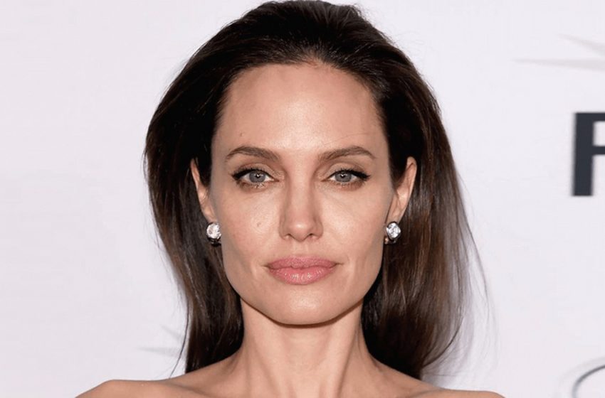  Brad se mord les coudes ! Jolie, 47 ans, a été capturée par des paparazzis avec un décolleté impressionnant