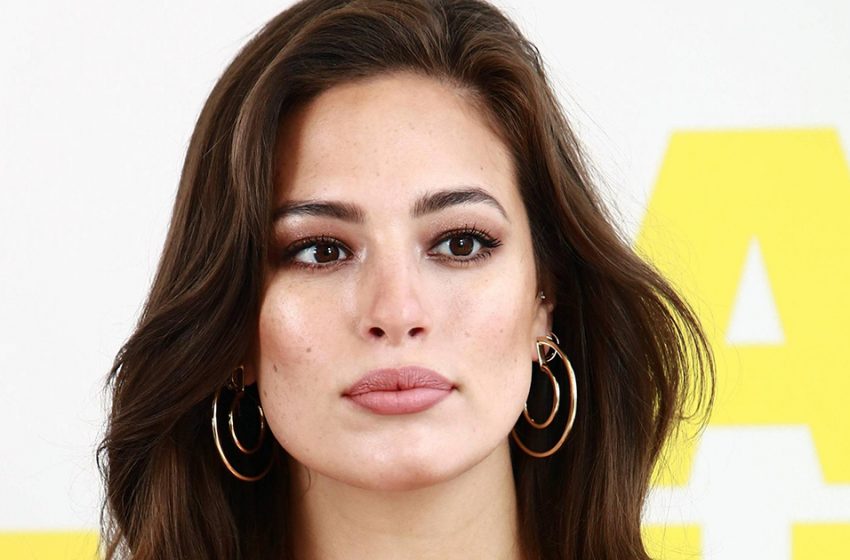  Éruptions cutanées et reflets gras: Ashley Graham a partagé un selfie sans retouche