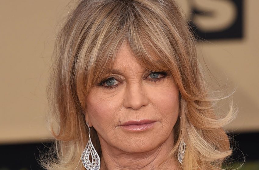  Décolleté profond, dentelle et sans sous-vêtement : Goldie Hawn, 76 ans, a conquis tout le monde avec sa tenue