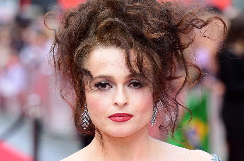  Ils ont l’air d’avoir le même âge : Helena Bonham Carter, 56 ans, a été surprise en train de marcher avec un jeune petit ami