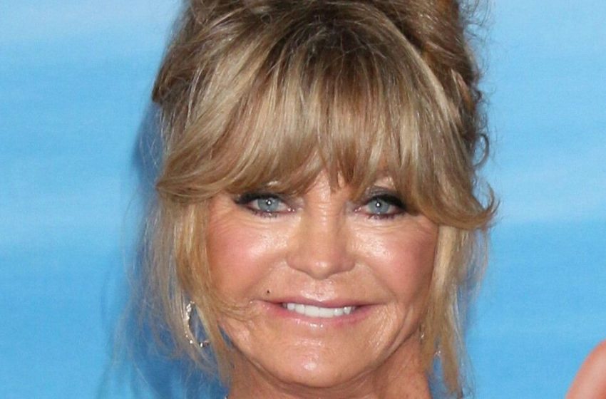 Elle se présente comme une jeune fille: Goldie Hawn, 77 ans, fait tourner ses hanches en public