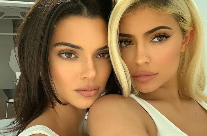  Chaleur! La sœur de Kardashian a oublié de porter une robe pour le plus grand plaisir des fans