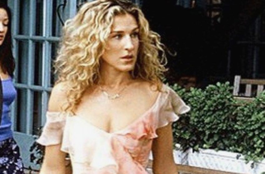  Elle est plus élégante que jamais. La robe de soirée des années 2000 portée par Carrie Bradshaw est de retour dans la tendance.