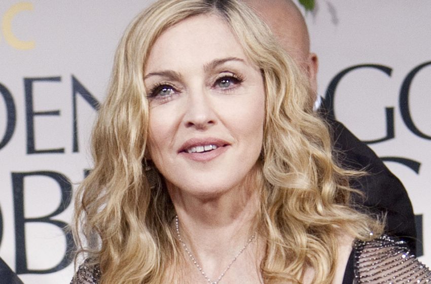  “Quel scandale” ! Madonna, 64 ans, a oublié de porter une jupe et a montré des sous-vêtements rouges