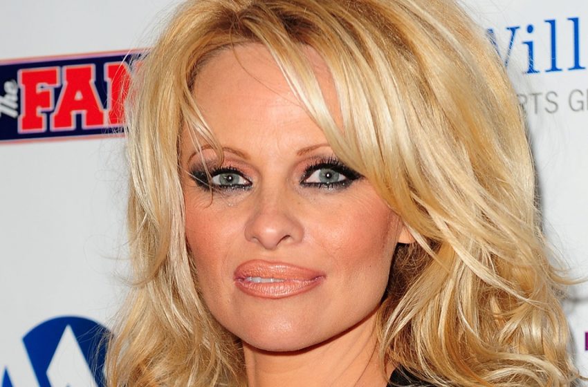  Attention, c’est trop chaud: Pamela Anderson ramène le look de sauveteur de Malibu