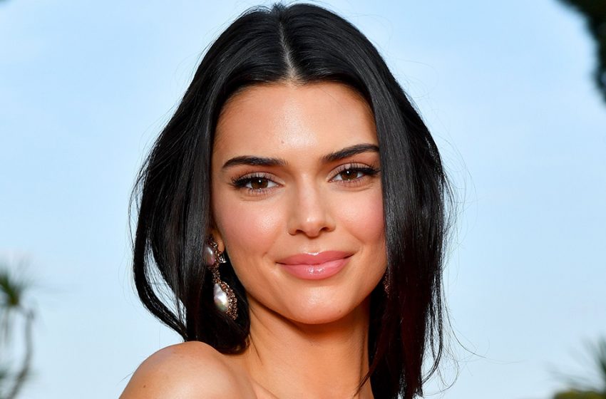  Elle sait attirer l’attention. Kendall Jenner dans une robe transparente sans soutien-gorge est apparue lors d’un événement social