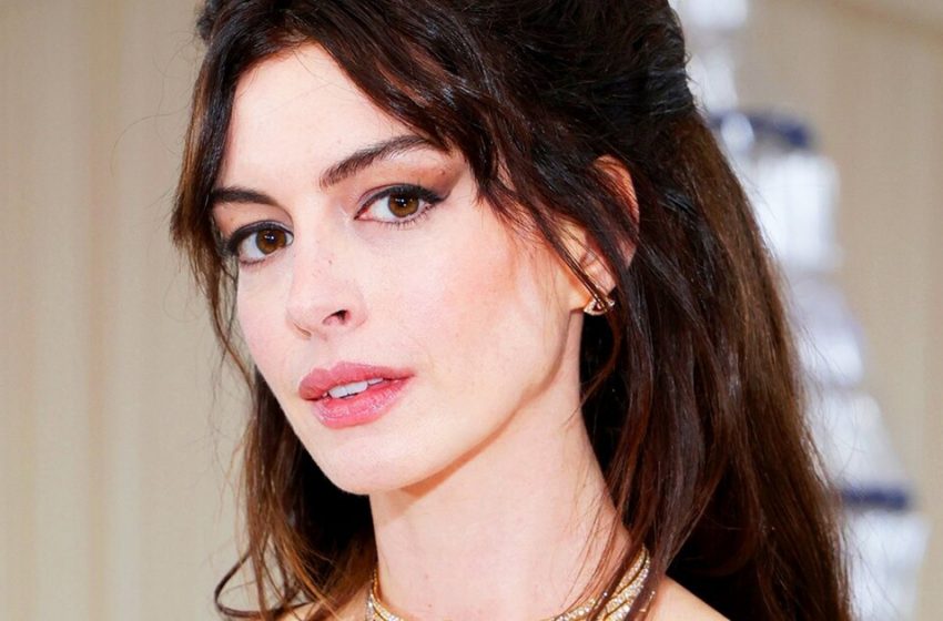  “Pas de mots”: Anne Hathaway dans une robe blanche aux fentes provocantes a répété l’image légendaire d’Elizabeth Hurley