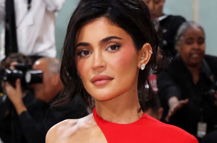  Comme toujours audacieux, mais élégant: Kylie Jenner en robe couture transparente flashé soutien-gorge, corset et culotte