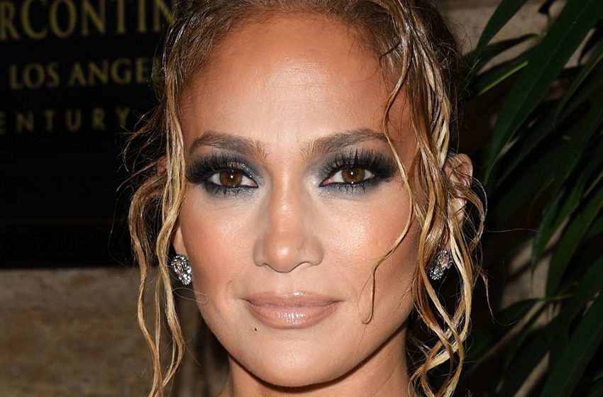  Elle a 51 ans et elle est journaliste. À quoi ressemble la sœur cadette de Jennifer Lopez ?