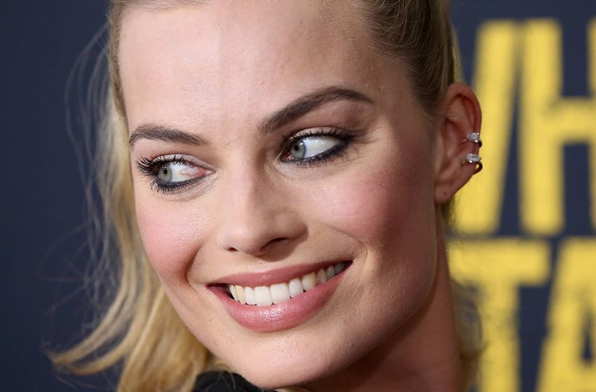 Soutien Gorge Noir Et Gilet Nu Margot Robbie Est Audacieusement Devenue Une Star Du Tapis