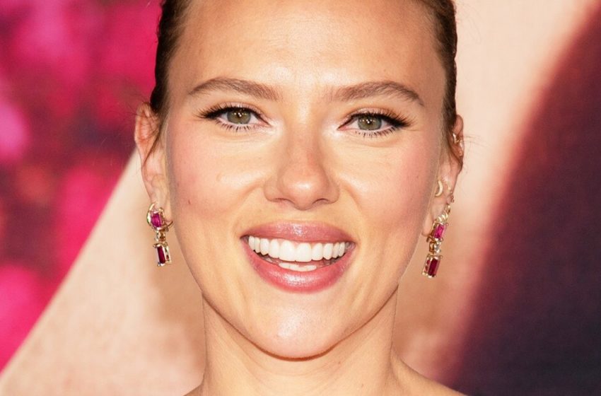  “Des roses sur une peau tendre”: Scarlett Johansson en robe à dos nu fait sensation