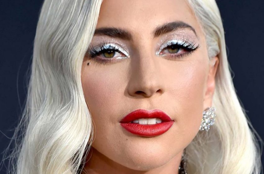  “Elle n’est pas maigre”: Lady Gaga a posté des images au bord de la piscine, captivant les fans