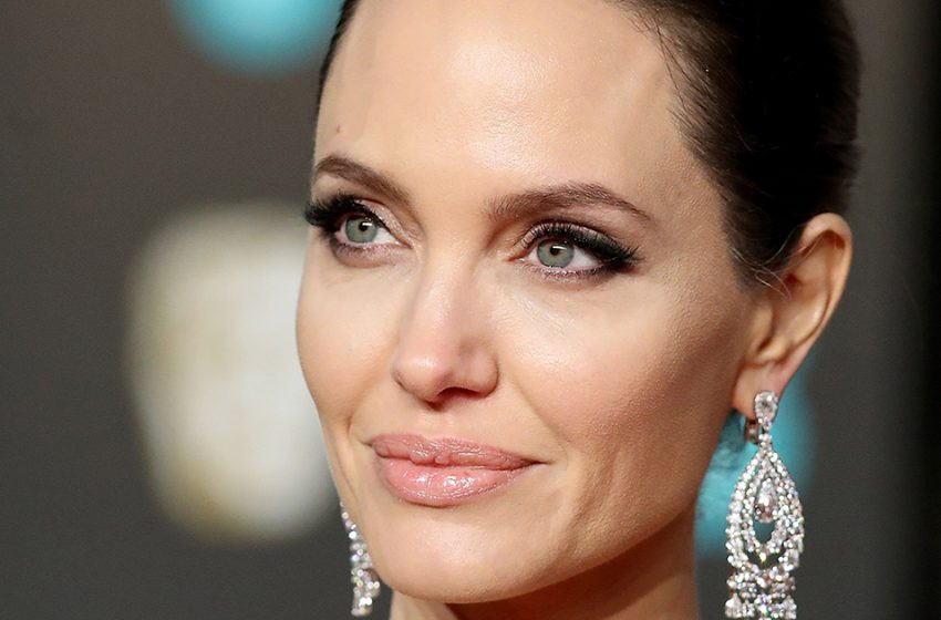 Boucles légères et robe décolletée: Angelina Jolie après la transformation est apparue avec sa fille à l’aéroport