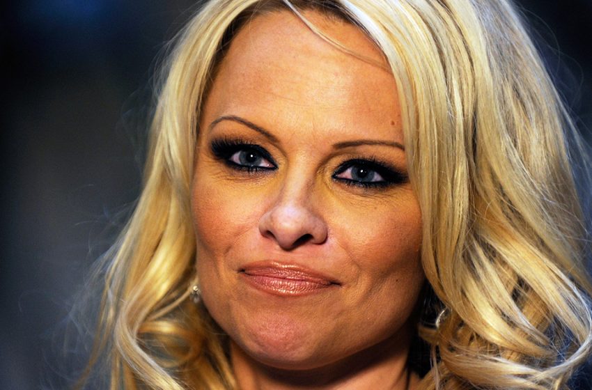  L’ovale du visage est “sorti”, il n’y a pas de sourcils. Pamela Anderson, dont le visage et la silhouette ont tellement changé, est devenue méconnaissable